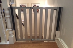 Fitting of Lindam Numi extendable aluminium stair gate